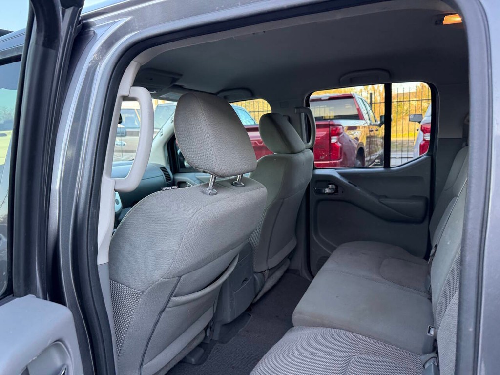 Nissan Frontier Vehicle Full-screen Gallery Image 12