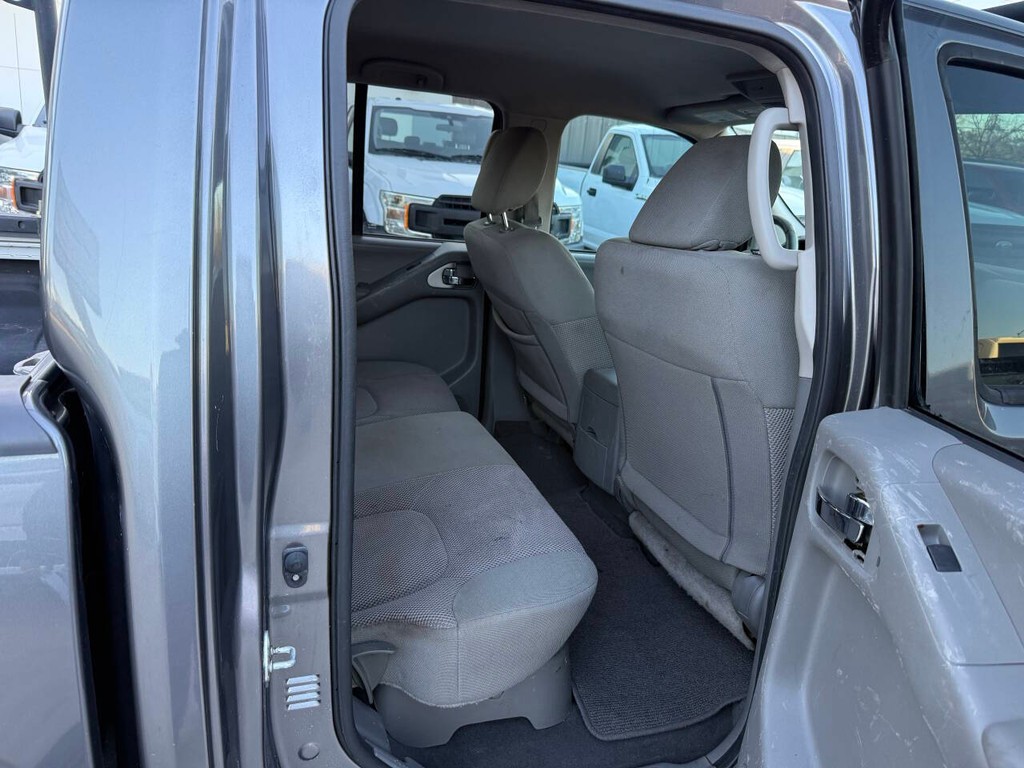 Nissan Frontier Vehicle Full-screen Gallery Image 15