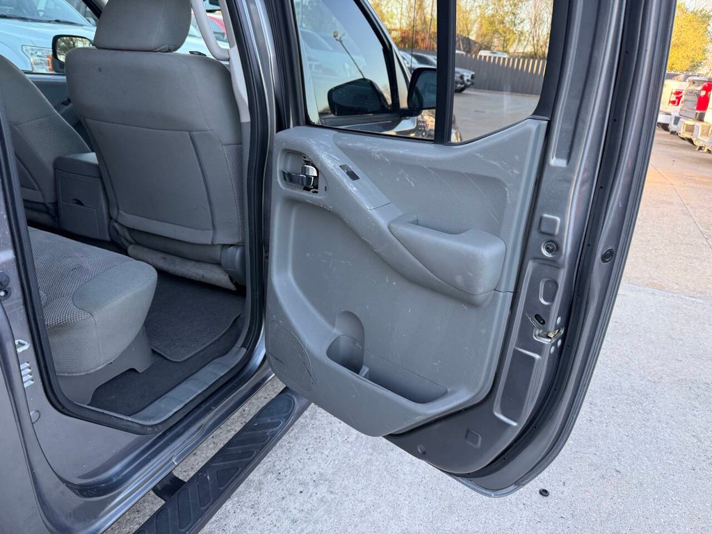 Nissan Frontier Vehicle Full-screen Gallery Image 16