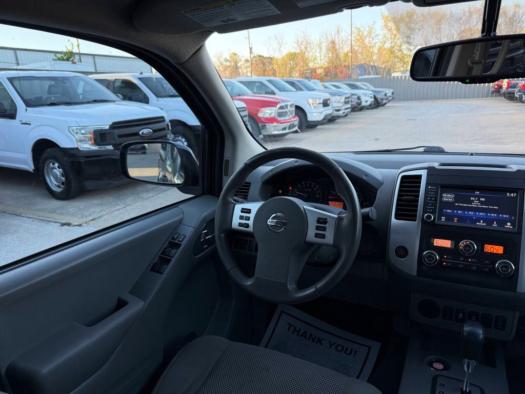 Nissan Frontier Vehicle Full-screen Gallery Image 19