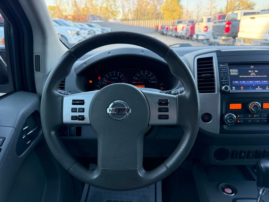 Nissan Frontier Vehicle Full-screen Gallery Image 22