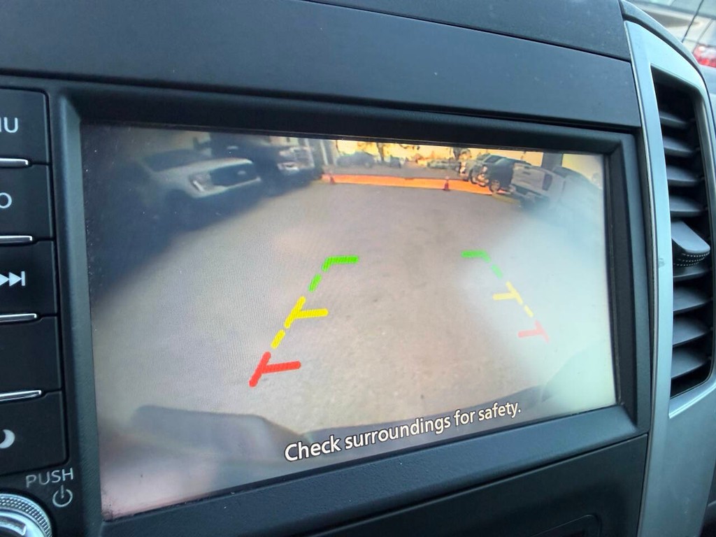 Nissan Frontier Vehicle Full-screen Gallery Image 26