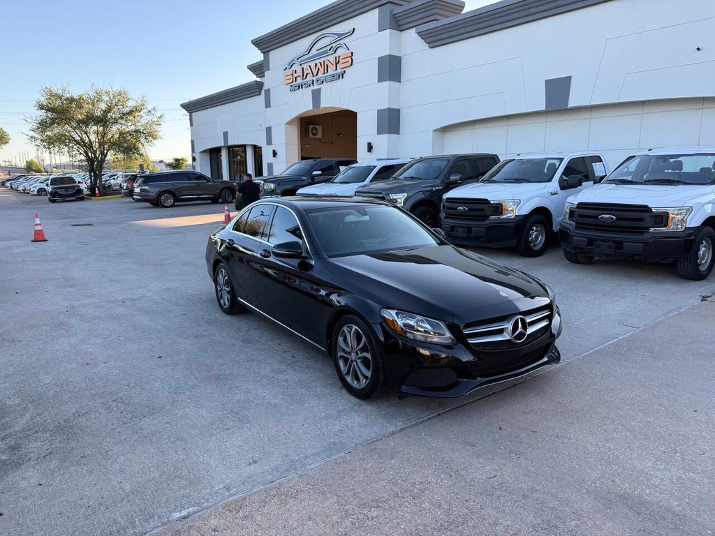 Mercedes-Benz C-Class Vehicle Full-screen Gallery Image 02