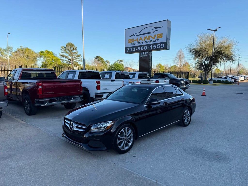 Mercedes-Benz C-Class Vehicle Full-screen Gallery Image 03