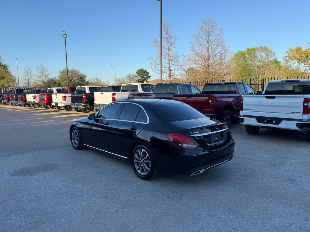 Mercedes-Benz C-Class Vehicle Full-screen Gallery Image 04