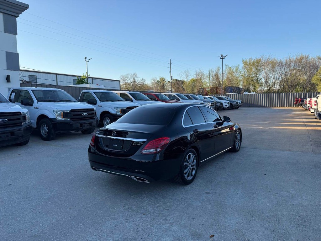 Mercedes-Benz C-Class Vehicle Full-screen Gallery Image 05