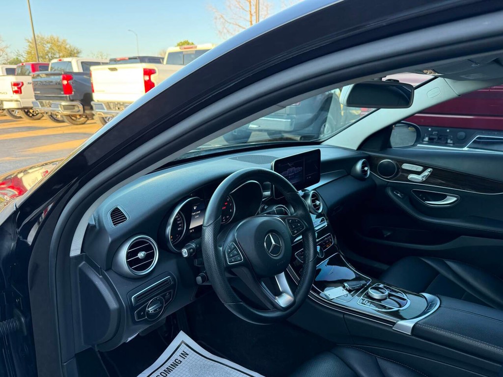 Mercedes-Benz C-Class Vehicle Full-screen Gallery Image 06