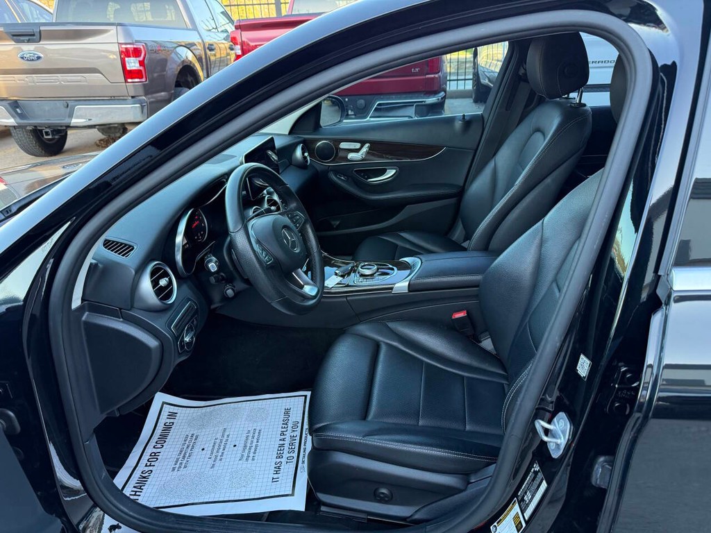 Mercedes-Benz C-Class Vehicle Full-screen Gallery Image 07