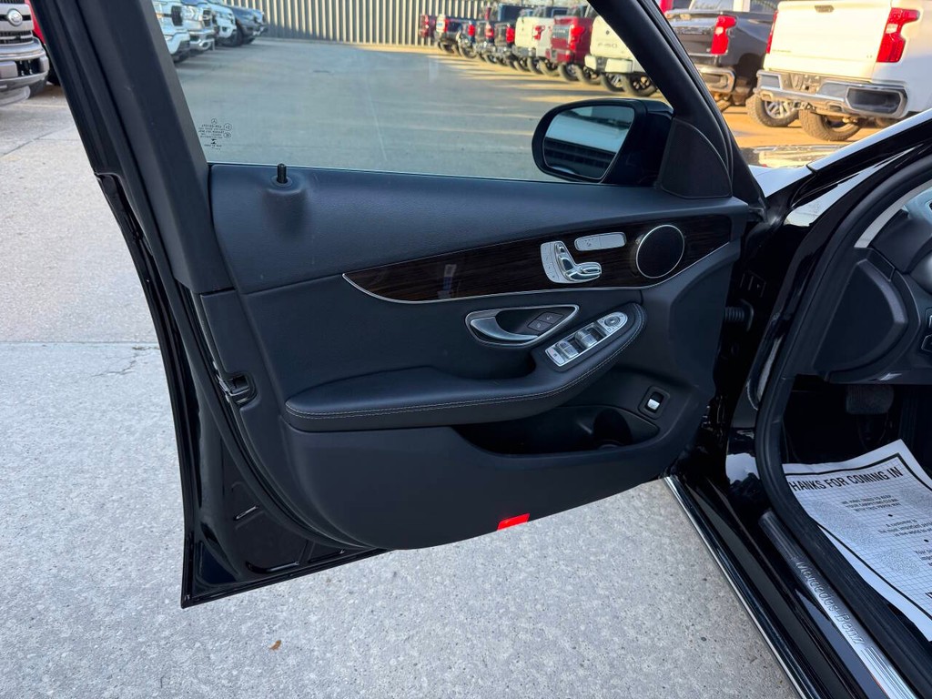 Mercedes-Benz C-Class Vehicle Full-screen Gallery Image 08