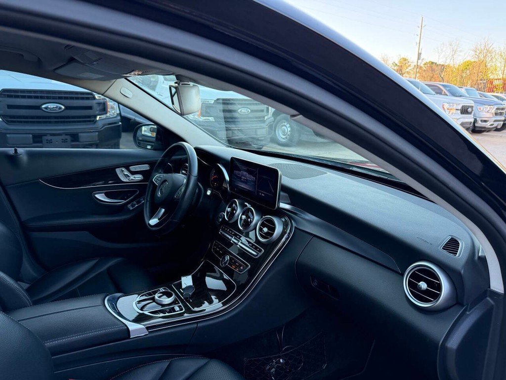 Mercedes-Benz C-Class Vehicle Full-screen Gallery Image 09