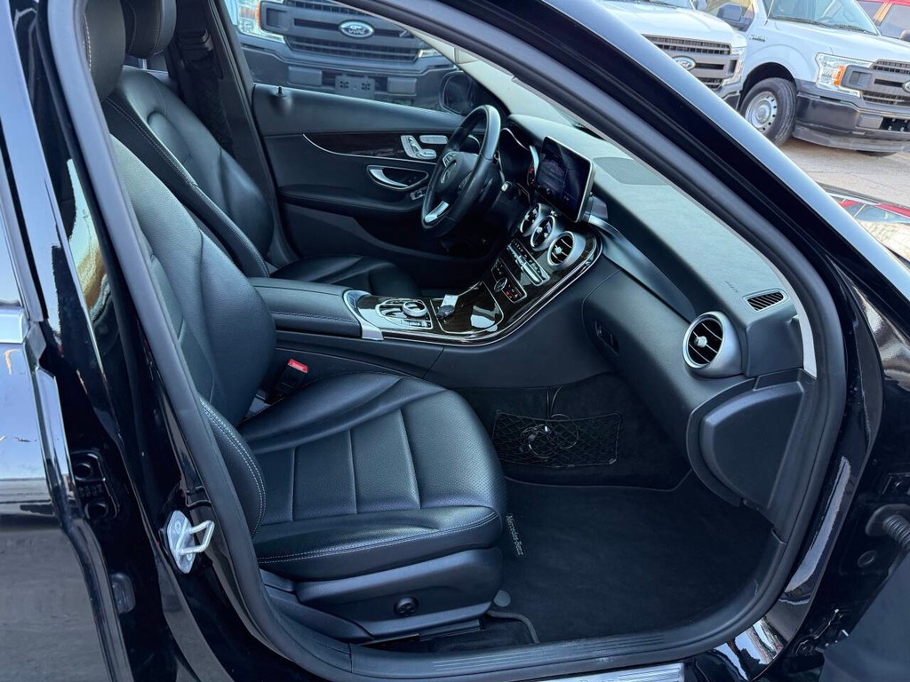 Mercedes-Benz C-Class Vehicle Full-screen Gallery Image 10