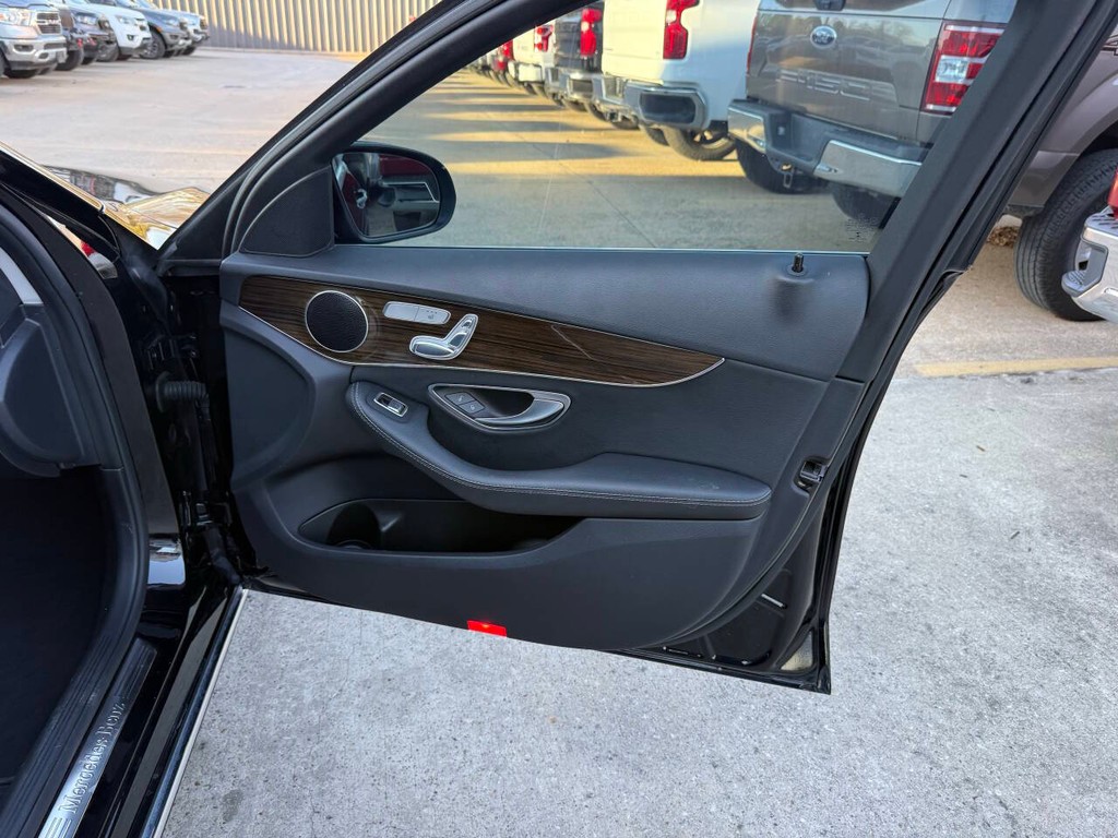 Mercedes-Benz C-Class Vehicle Full-screen Gallery Image 11