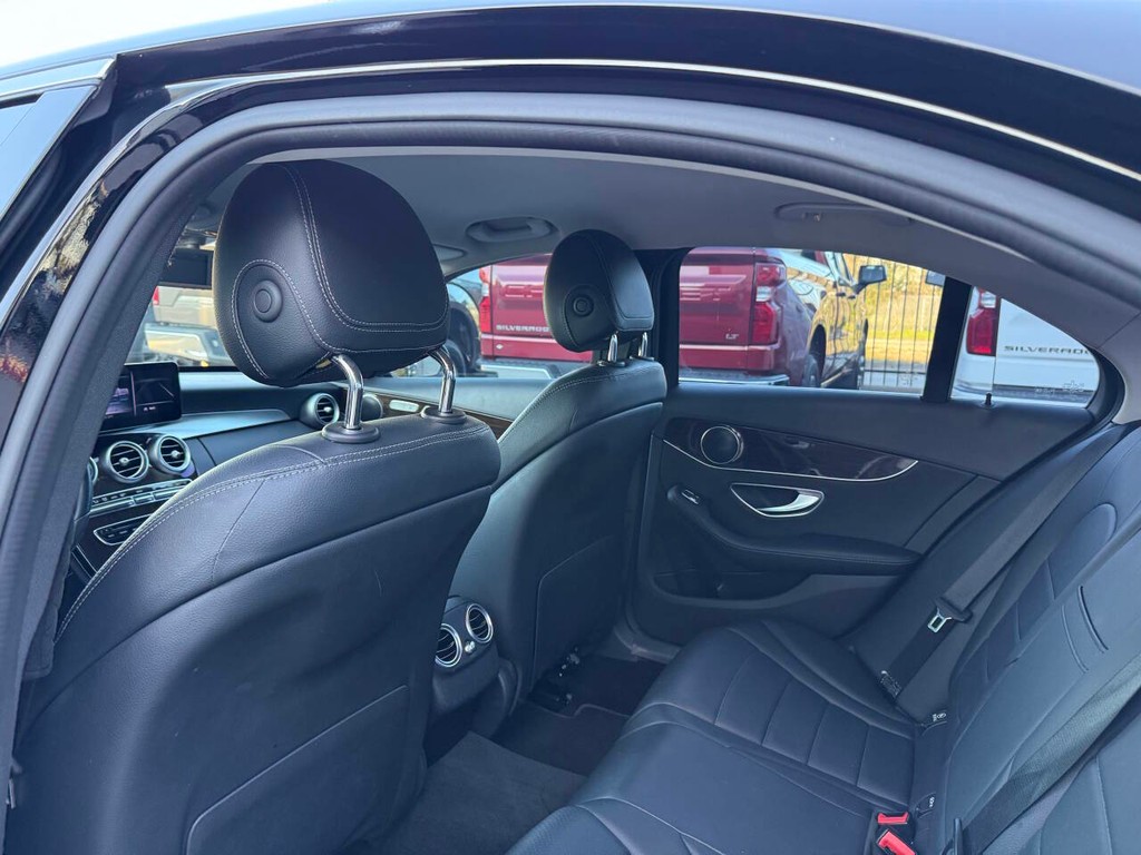 Mercedes-Benz C-Class Vehicle Full-screen Gallery Image 12