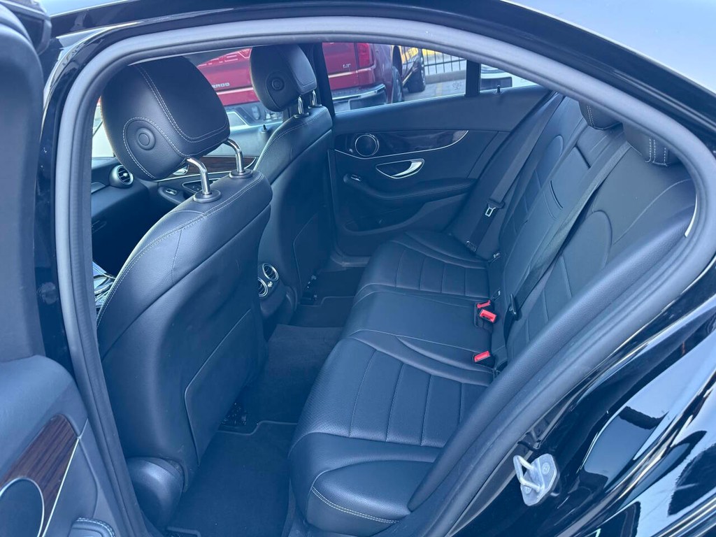 Mercedes-Benz C-Class Vehicle Full-screen Gallery Image 13