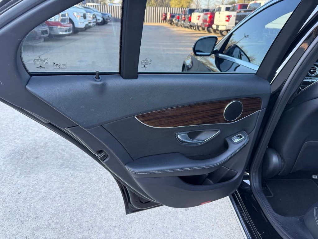 Mercedes-Benz C-Class Vehicle Full-screen Gallery Image 14