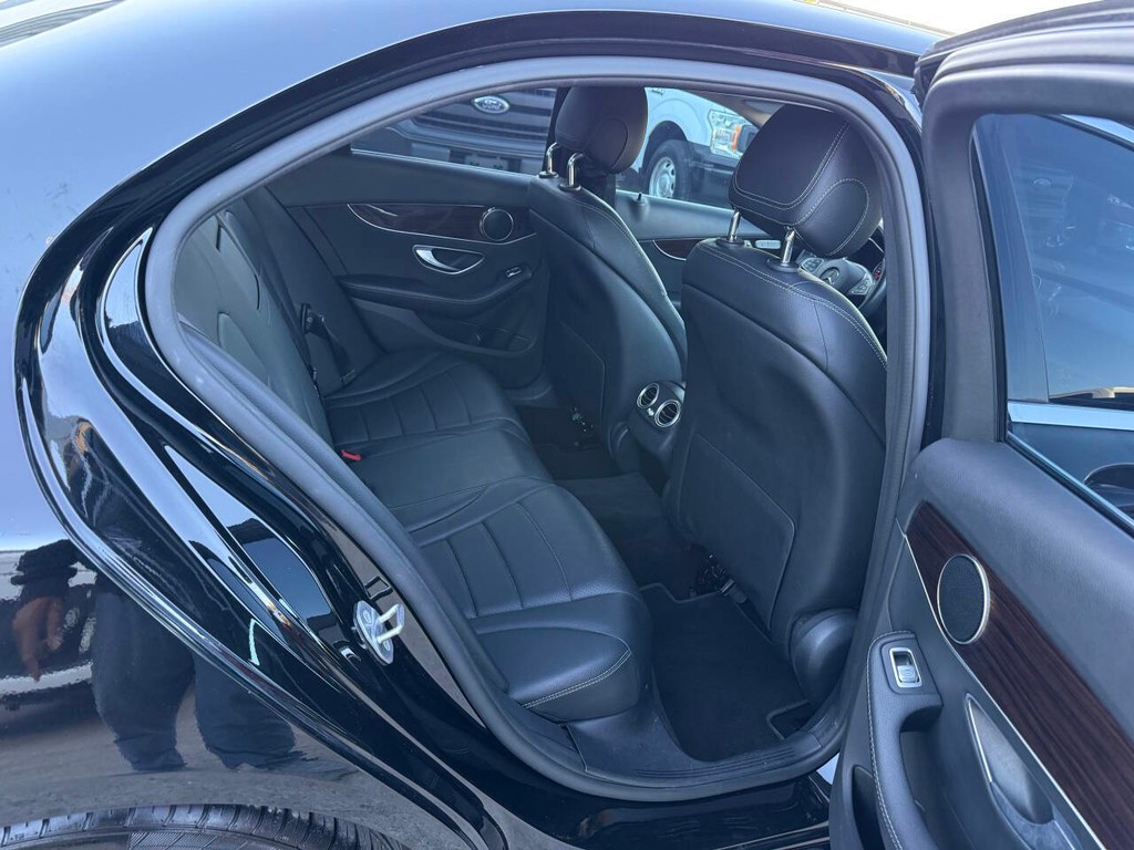 Mercedes-Benz C-Class Vehicle Full-screen Gallery Image 15