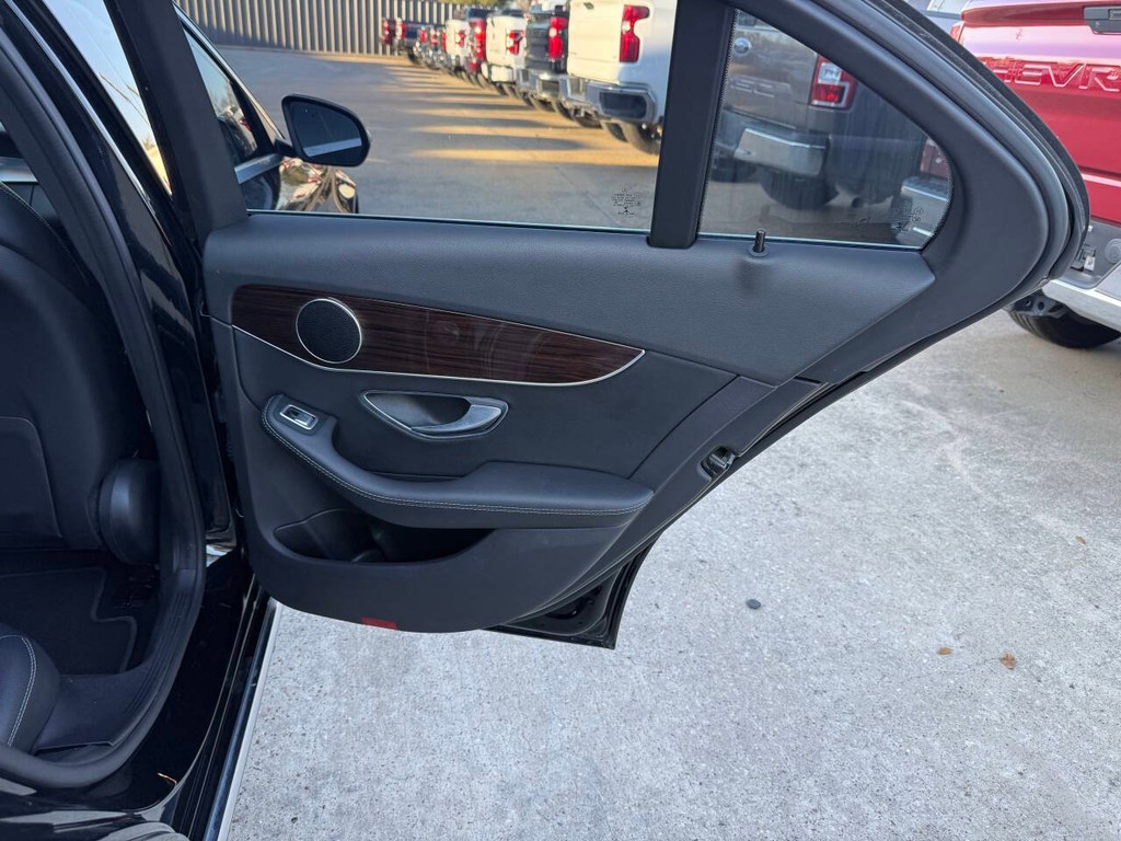 Mercedes-Benz C-Class Vehicle Full-screen Gallery Image 16