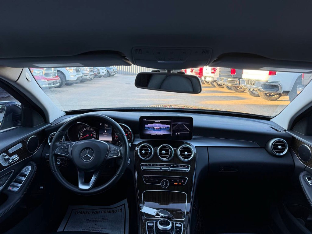 Mercedes-Benz C-Class Vehicle Full-screen Gallery Image 17