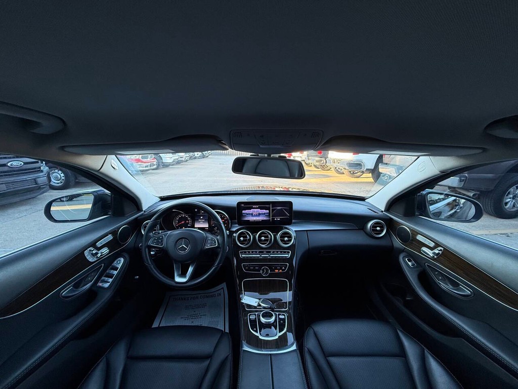 Mercedes-Benz C-Class Vehicle Full-screen Gallery Image 18