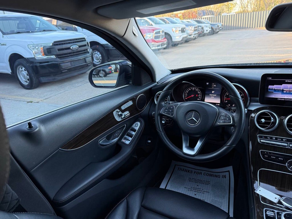 Mercedes-Benz C-Class Vehicle Full-screen Gallery Image 19