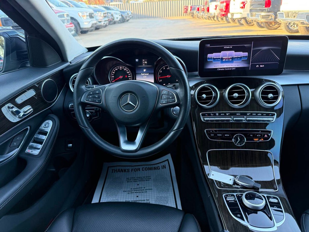 Mercedes-Benz C-Class Vehicle Full-screen Gallery Image 21