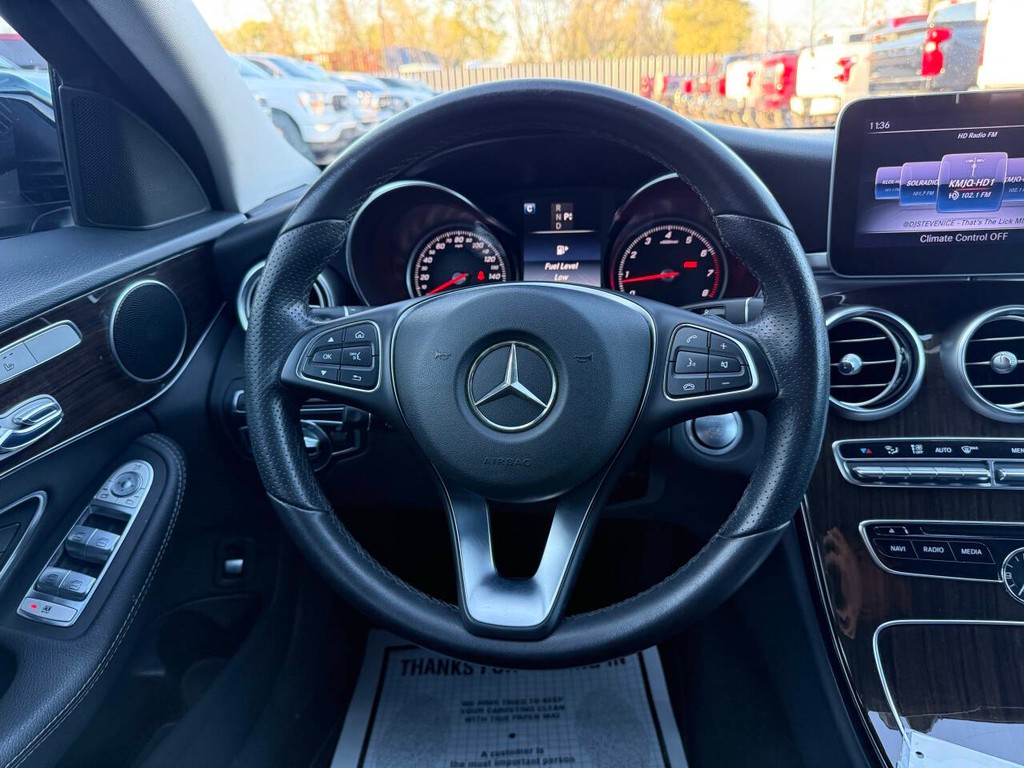 Mercedes-Benz C-Class Vehicle Full-screen Gallery Image 22