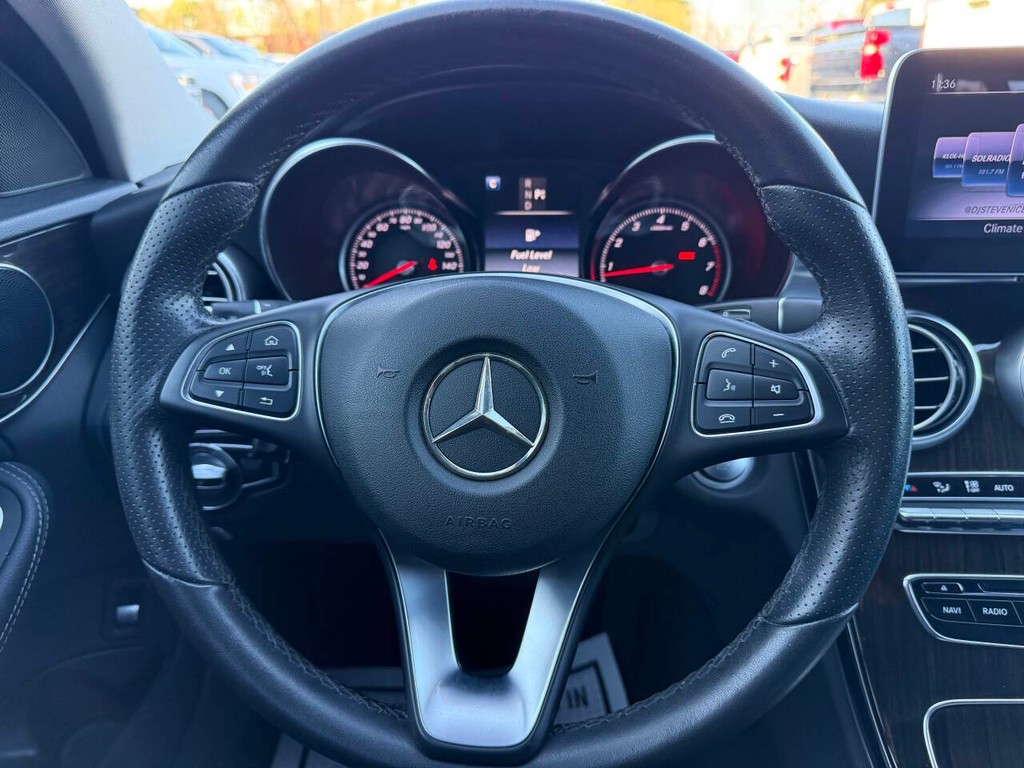 Mercedes-Benz C-Class Vehicle Full-screen Gallery Image 23