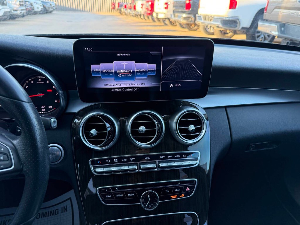 Mercedes-Benz C-Class Vehicle Full-screen Gallery Image 24