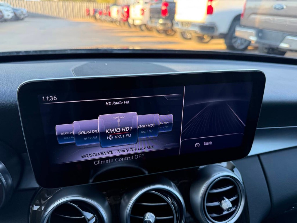 Mercedes-Benz C-Class Vehicle Full-screen Gallery Image 25