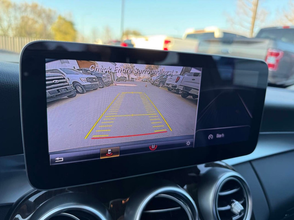 Mercedes-Benz C-Class Vehicle Full-screen Gallery Image 26