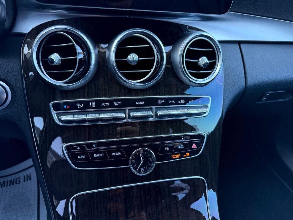 Mercedes-Benz C-Class Vehicle Full-screen Gallery Image 27