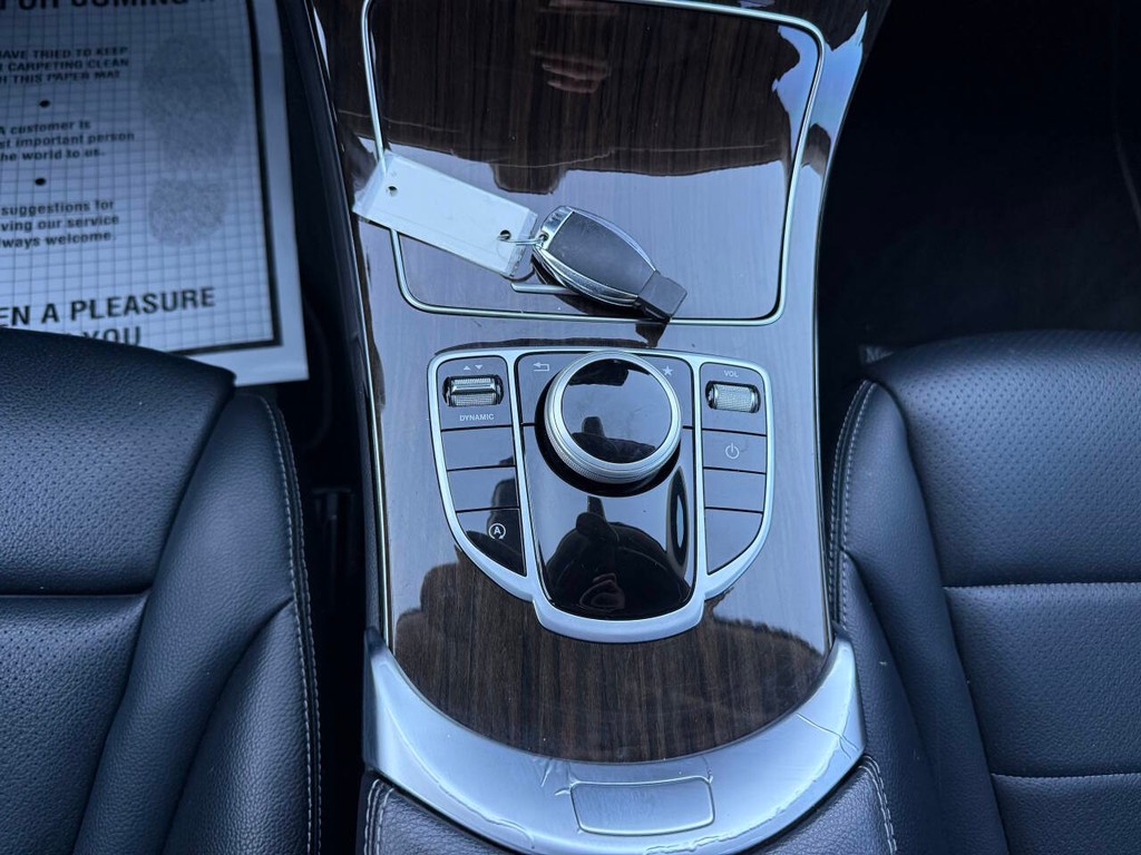 Mercedes-Benz C-Class Vehicle Full-screen Gallery Image 28