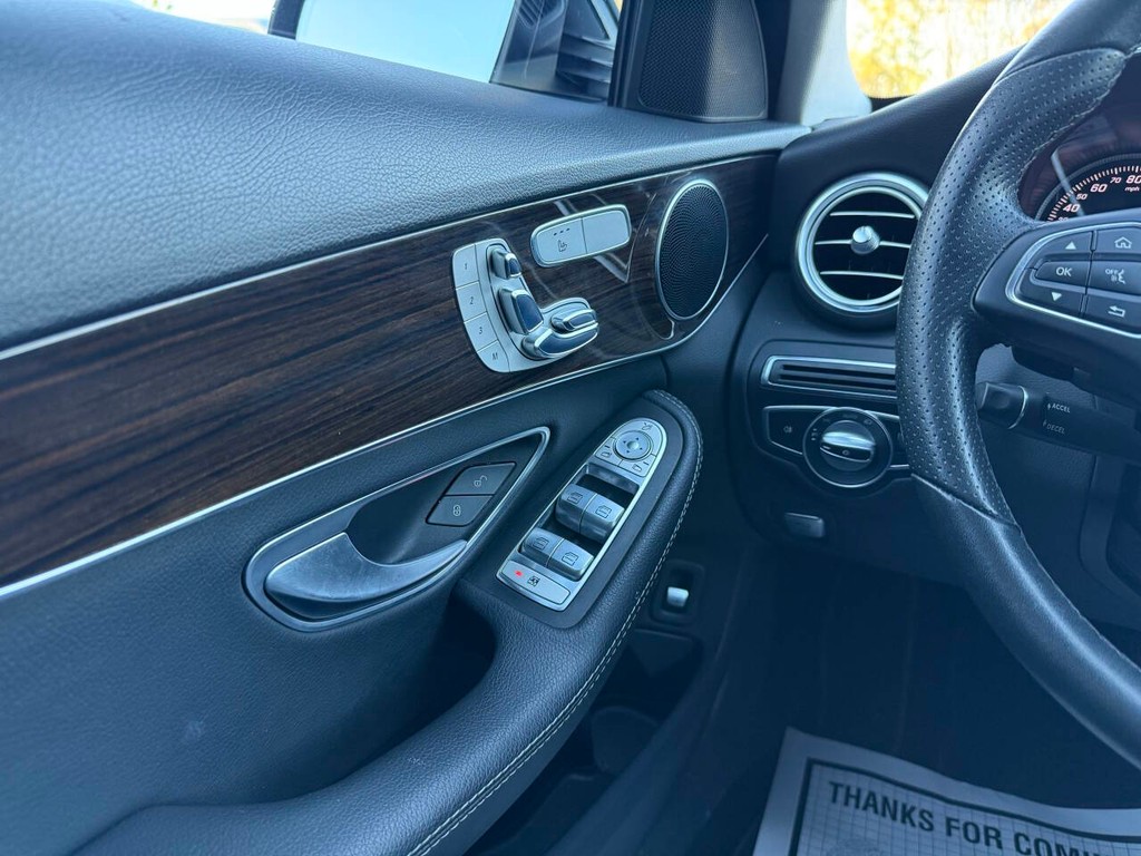 Mercedes-Benz C-Class Vehicle Full-screen Gallery Image 29