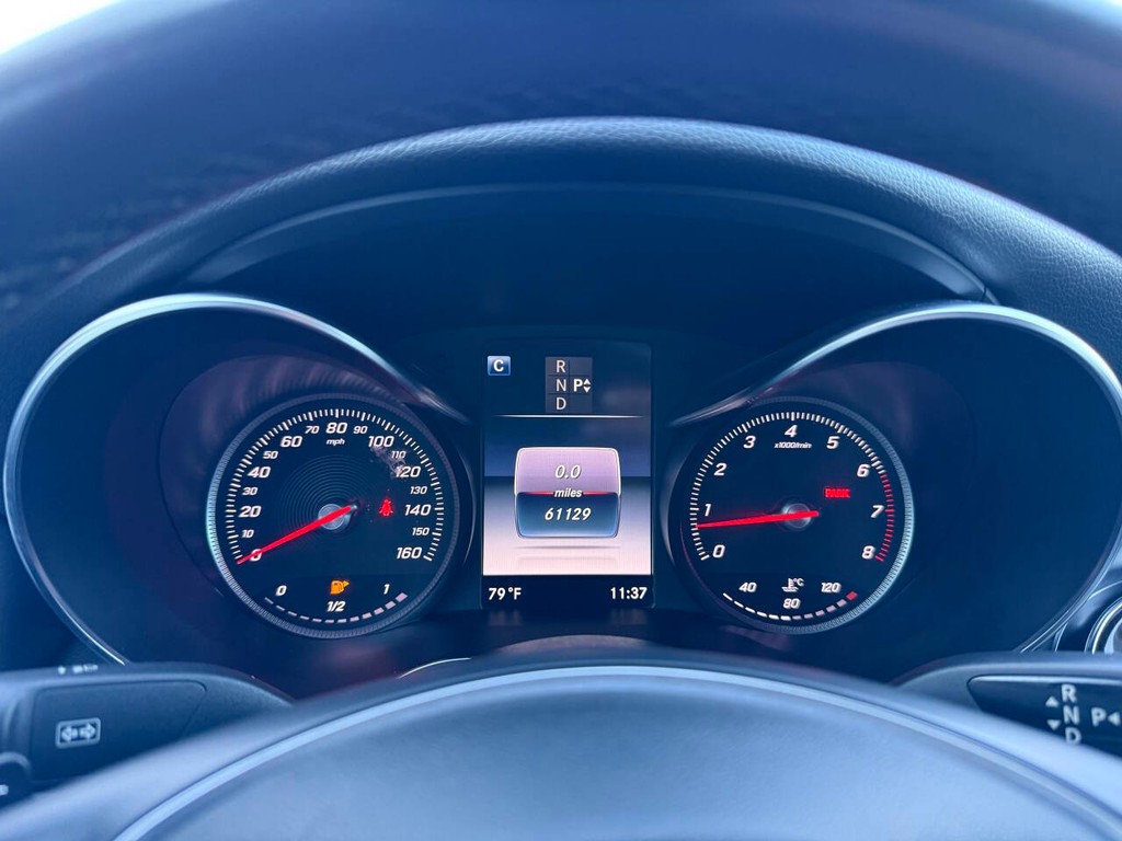 Mercedes-Benz C-Class Vehicle Full-screen Gallery Image 30