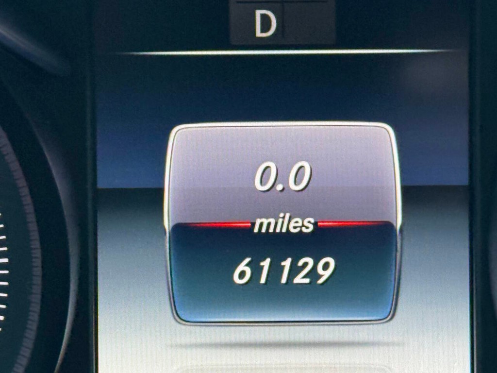 Mercedes-Benz C-Class Vehicle Full-screen Gallery Image 31