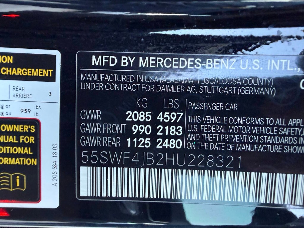 Mercedes-Benz C-Class Vehicle Full-screen Gallery Image 32