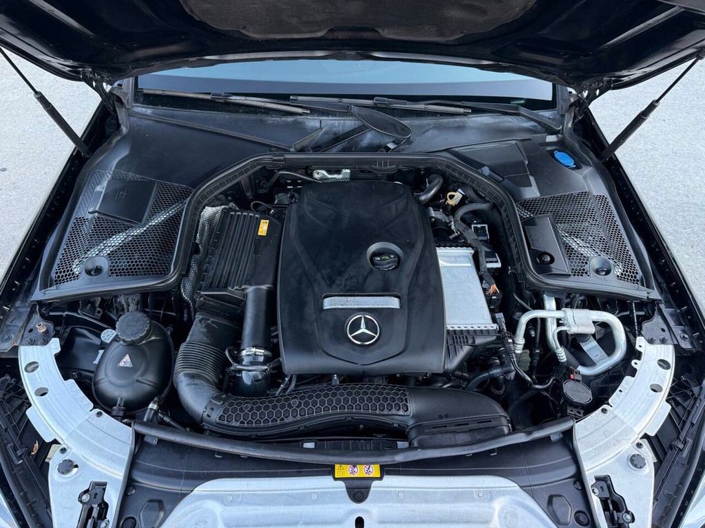 Mercedes-Benz C-Class Vehicle Full-screen Gallery Image 33