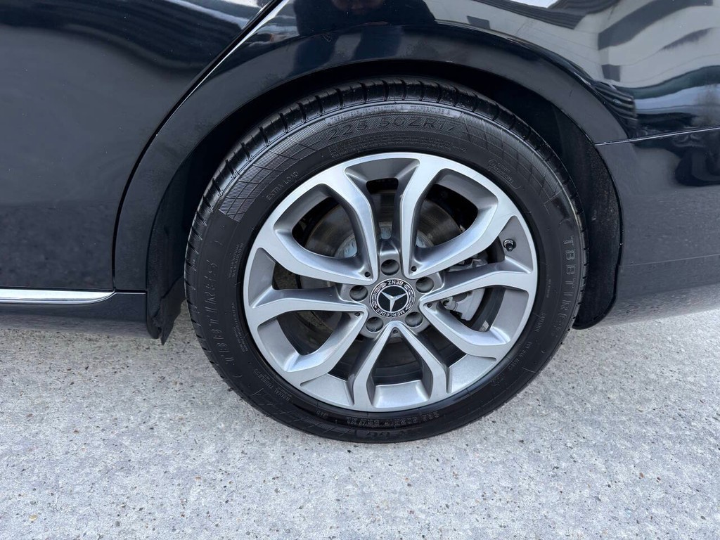 Mercedes-Benz C-Class Vehicle Full-screen Gallery Image 34