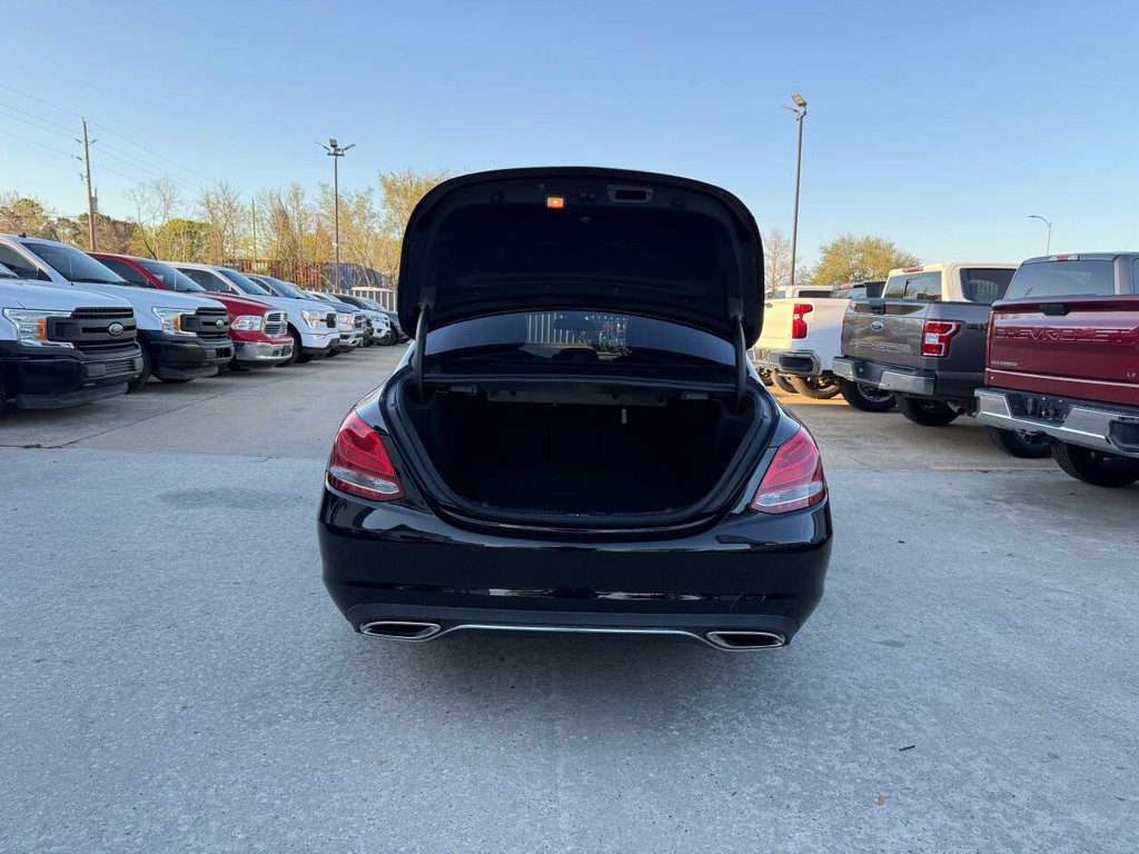 Mercedes-Benz C-Class Vehicle Full-screen Gallery Image 35