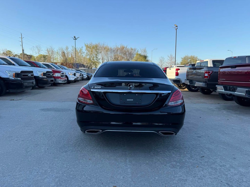 Mercedes-Benz C-Class Vehicle Full-screen Gallery Image 36