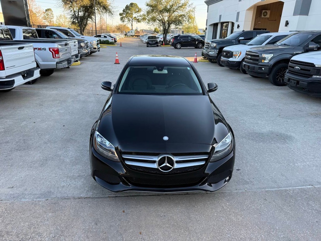 Mercedes-Benz C-Class Vehicle Full-screen Gallery Image 37