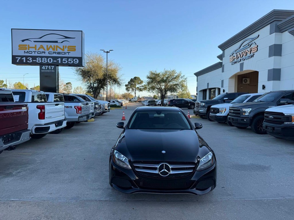 Mercedes-Benz C-Class Vehicle Full-screen Gallery Image 38