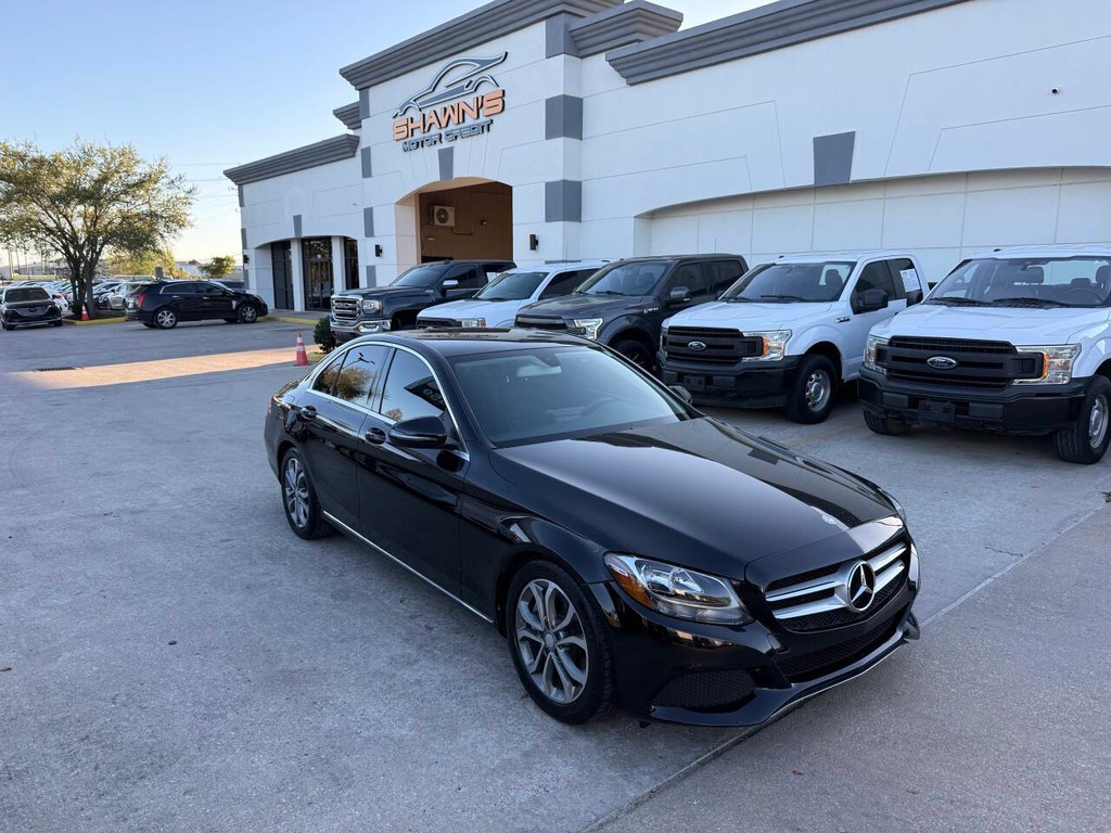 Mercedes-Benz C-Class Vehicle Full-screen Gallery Image 39