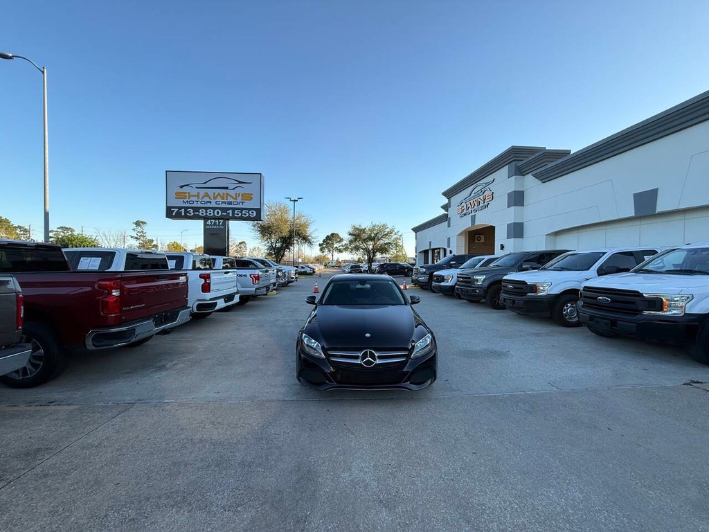 Mercedes-Benz C-Class Vehicle Full-screen Gallery Image 41