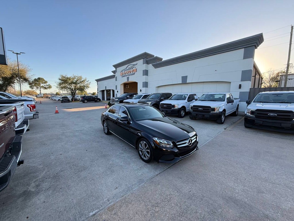 Mercedes-Benz C-Class Vehicle Full-screen Gallery Image 42