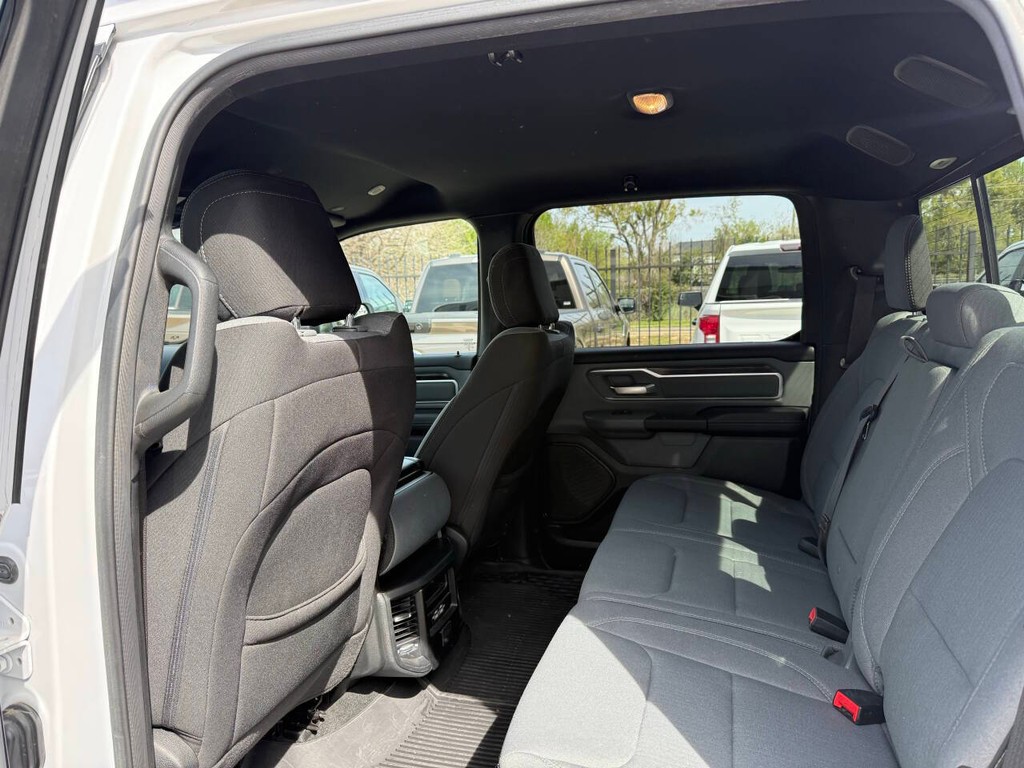 Ram 1500 Vehicle Full-screen Gallery Image 12