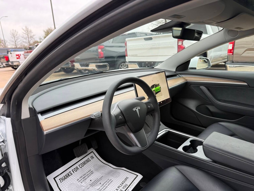 Tesla Model 3 Vehicle Full-screen Gallery Image 06