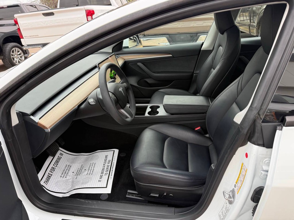 Tesla Model 3 Vehicle Full-screen Gallery Image 07