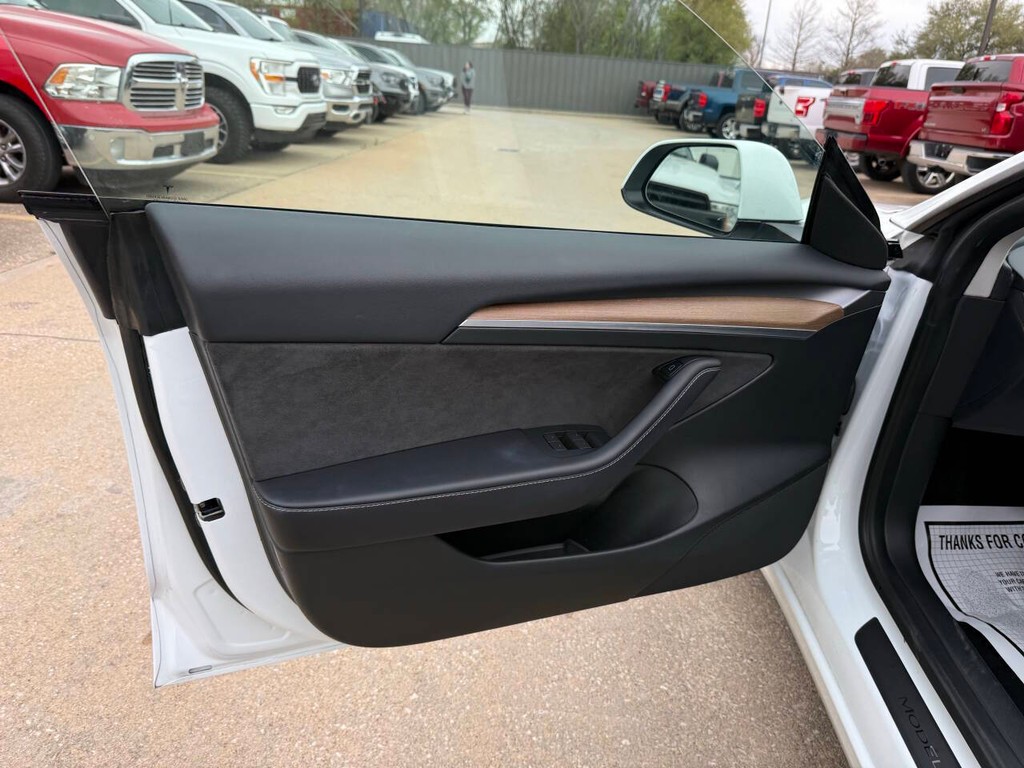 Tesla Model 3 Vehicle Full-screen Gallery Image 08