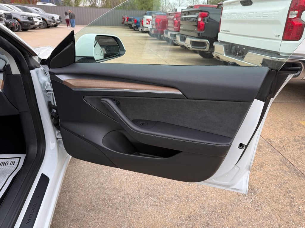 Tesla Model 3 Vehicle Full-screen Gallery Image 11